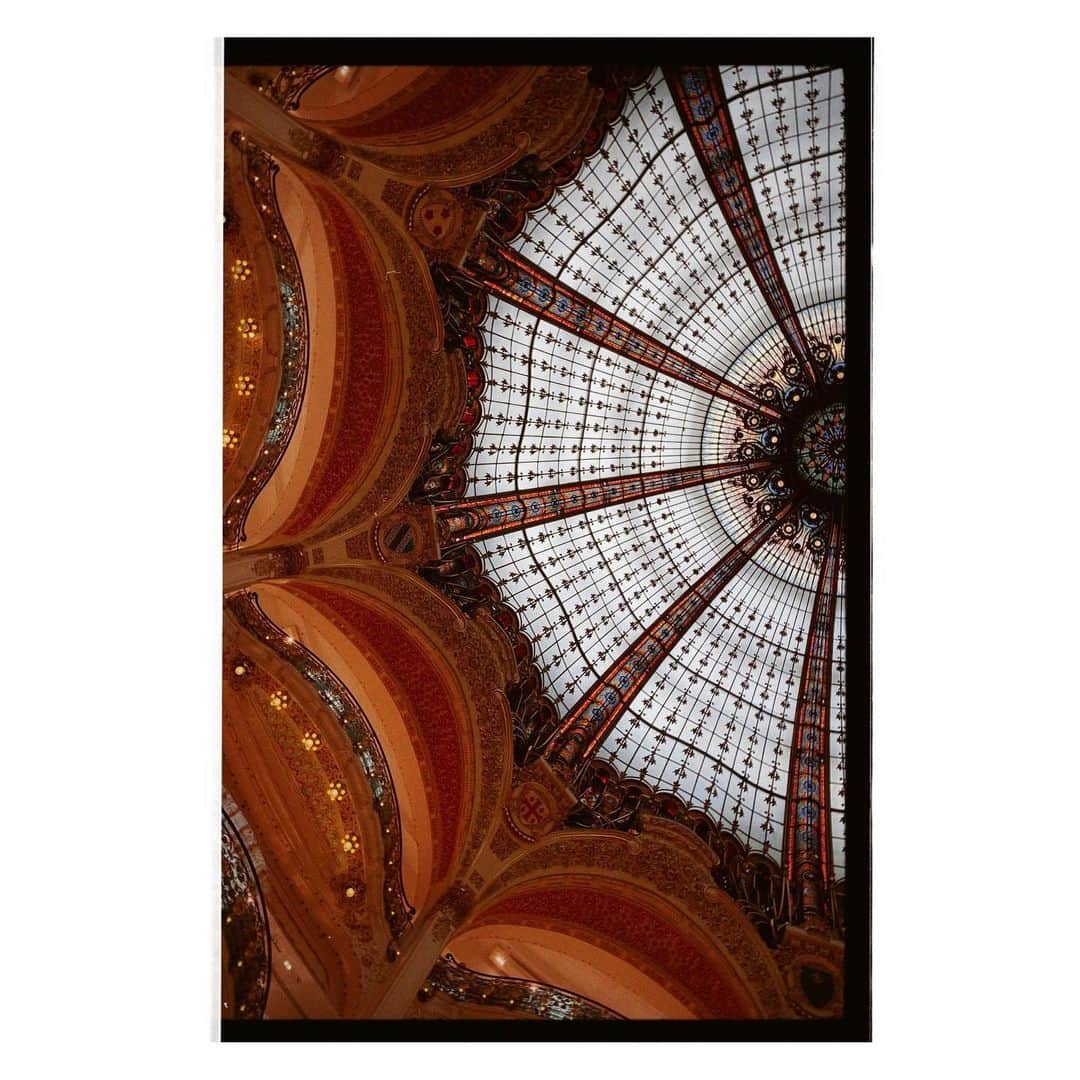 岩崎拓馬のインスタグラム：「🇫🇷🇫🇷🇫🇷🇫🇷 . . 魅惑のギャラリーラファイエット  どこもかしこも建築が美しい。 . . #paris #happytime」