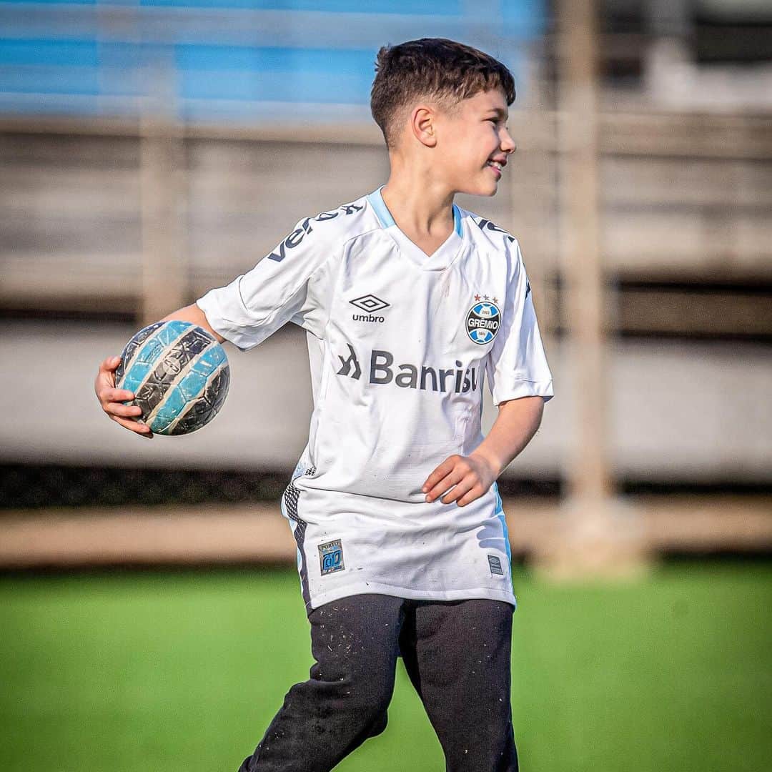 のインスタグラム：「Muy feliz cumple al chiquito que se hace grande ya! A mi amiguito de grandes charlas… ❤️  TE AMO INFINITO BEJA! 🎂  Hijito hermoso 1️⃣0️⃣ añitos」