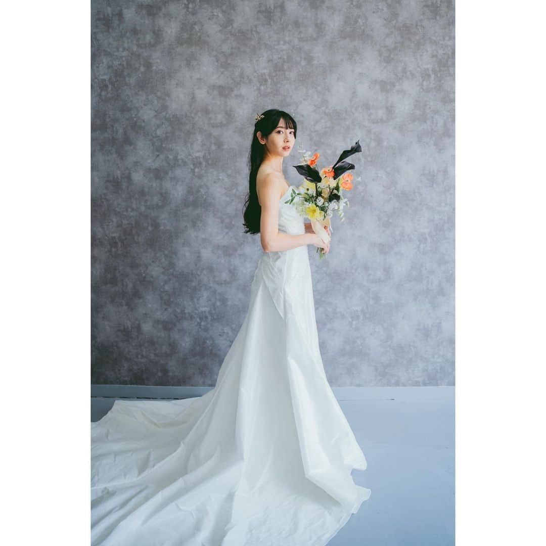 中村祐美子さんのインスタグラム写真 - (中村祐美子Instagram)「.  dress & hairmake @_naz.wedding_ @_nami_hairmake____ photo: @naitofilm 🕊️  #沖縄ウエディング #フォトウエディング #沖縄フォトウエディング #沖縄花嫁 #プレ花嫁 #ビーチウエディング #結婚式 #前撮り #ヘアメイク #衣装レンタル #フリーウエディングプランナー #リゾートウエディング #チャペル撮影 #人前結婚式 #沖縄前撮り」9月27日 7時30分 - yumiko_nakamura_artist