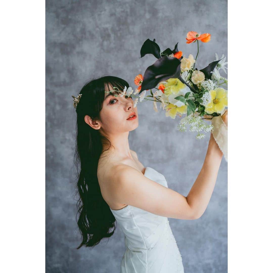 中村祐美子さんのインスタグラム写真 - (中村祐美子Instagram)「.  dress & hairmake @_naz.wedding_ @_nami_hairmake____ photo: @naitofilm 🕊️  #沖縄ウエディング #フォトウエディング #沖縄フォトウエディング #沖縄花嫁 #プレ花嫁 #ビーチウエディング #結婚式 #前撮り #ヘアメイク #衣装レンタル #フリーウエディングプランナー #リゾートウエディング #チャペル撮影 #人前結婚式 #沖縄前撮り」9月27日 7時30分 - yumiko_nakamura_artist