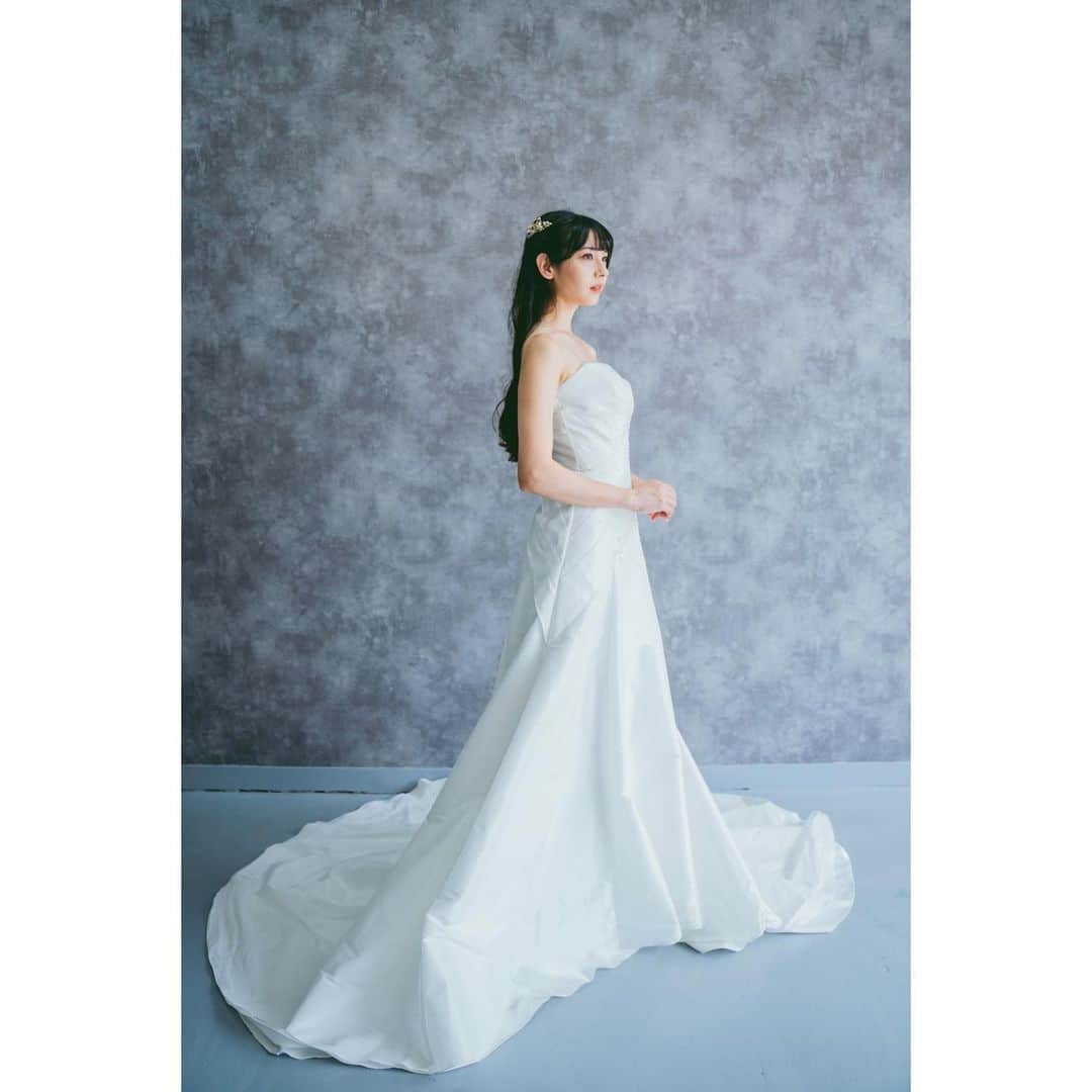 中村祐美子さんのインスタグラム写真 - (中村祐美子Instagram)「.  dress & hairmake @_naz.wedding_ @_nami_hairmake____ photo: @naitofilm 🕊️  #沖縄ウエディング #フォトウエディング #沖縄フォトウエディング #沖縄花嫁 #プレ花嫁 #ビーチウエディング #結婚式 #前撮り #ヘアメイク #衣装レンタル #フリーウエディングプランナー #リゾートウエディング #チャペル撮影 #人前結婚式 #沖縄前撮り」9月27日 7時30分 - yumiko_nakamura_artist