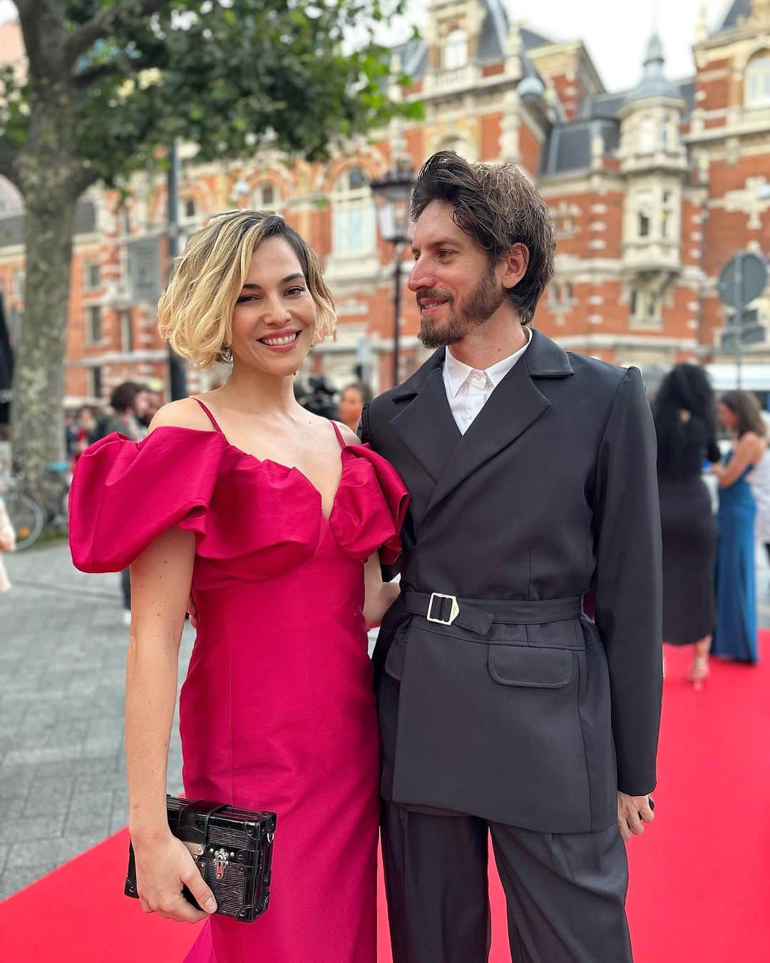 Tainá Müllerさんのインスタグラム写真 - (Tainá MüllerInstagram)「Hoje foi o Septimius Awards em Amsterdam e eu ganhei melhor atriz pela segunda temporada de #BomDiaVerônica😱🥹❤️ 🏆  Muito feliz com esse reconhecimento do meu trabalho aqui, o que mostra que nosso audiovisual é potente e tem força pra romper barreiras territoriais.   Obrigada @netflixbrasil por terem acreditado em mim pra esse projeto, @zolafilmes, meus diretores Zé Henrique Fonseca, Izabeljaguar, @rogsouza, meus autores @raphael_montes, @ilanacasoy e todos os colaboradores, @flaviozangrandi que sem ele Verô não seria, @marina____franco que constrói a Verô junto comigo, @julianamendesmakeup e galera da caracterização, produção, assistentes de direção, de fotografia e todos, todos os atores que estão comigo nessa jornada ❤️  E claro, meu amor @henriquesauer pelo suporte e meu neném grandão Tintin pela paciência ❤️  Feliz, feliz, feliz!  Styling: @renatacbrosina Créditos na foto :)」9月27日 7時24分 - tainamuller