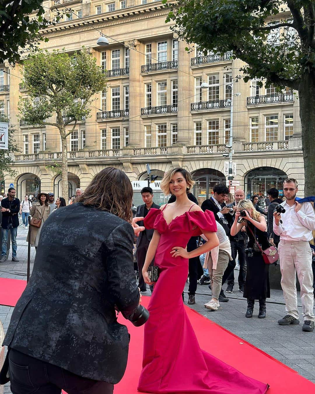 Tainá Müllerさんのインスタグラム写真 - (Tainá MüllerInstagram)「Hoje foi o Septimius Awards em Amsterdam e eu ganhei melhor atriz pela segunda temporada de #BomDiaVerônica😱🥹❤️ 🏆  Muito feliz com esse reconhecimento do meu trabalho aqui, o que mostra que nosso audiovisual é potente e tem força pra romper barreiras territoriais.   Obrigada @netflixbrasil por terem acreditado em mim pra esse projeto, @zolafilmes, meus diretores Zé Henrique Fonseca, Izabeljaguar, @rogsouza, meus autores @raphael_montes, @ilanacasoy e todos os colaboradores, @flaviozangrandi que sem ele Verô não seria, @marina____franco que constrói a Verô junto comigo, @julianamendesmakeup e galera da caracterização, produção, assistentes de direção, de fotografia e todos, todos os atores que estão comigo nessa jornada ❤️  E claro, meu amor @henriquesauer pelo suporte e meu neném grandão Tintin pela paciência ❤️  Feliz, feliz, feliz!  Styling: @renatacbrosina Créditos na foto :)」9月27日 7時24分 - tainamuller