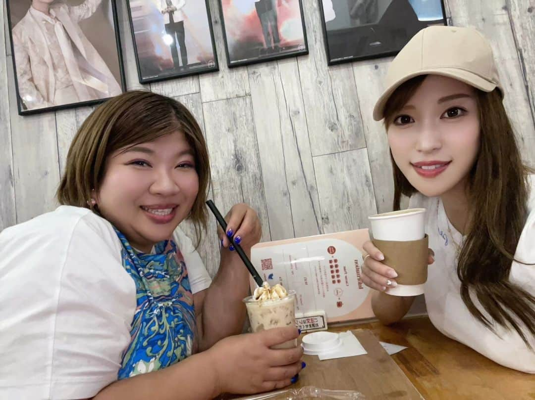 八つ橋てまりのインスタグラム：「デブカリ✨リピーター様  まりさんが教えてくれたお店が美味しすぎた✨  本当は、教えたくないけど教えるね✨特別だぞー😍  【本家 ボンガ 新宿職安通り店】  ここ、いきなしうめーの😍びっくらこいた❗店員さんが、これまた面白くて😂  サムギョプサルの、この薄いのうめー❤️ そして野菜がついてくるんだけど、新鮮で、うめー❤️最高❤️  まりさん！もう一回連れてってください❤️  その後、カフェ→マッサージ😍  占い行きたくなったけど、秒で方向転換、マッサージだった笑  そして、終電に乗ってベビーシッターへ向かった👶✨  予定は未定なのに、スムーズにいけるし、まりさん方向音痴で怒ってたら「てまりさんですか？」って声かけてもらって、私が声変わった事に、まりさんめっちゃうけてた😂  あー、楽しかったなぁ❤️  まりさーん‼️ありがとうございましたー✨  #デブカリ #新宿 #本家ボンガ新宿職安通り店 #本家 #サムギョプサル #楽しい時間 #Happy #ありがとう #歩くパワースポット」