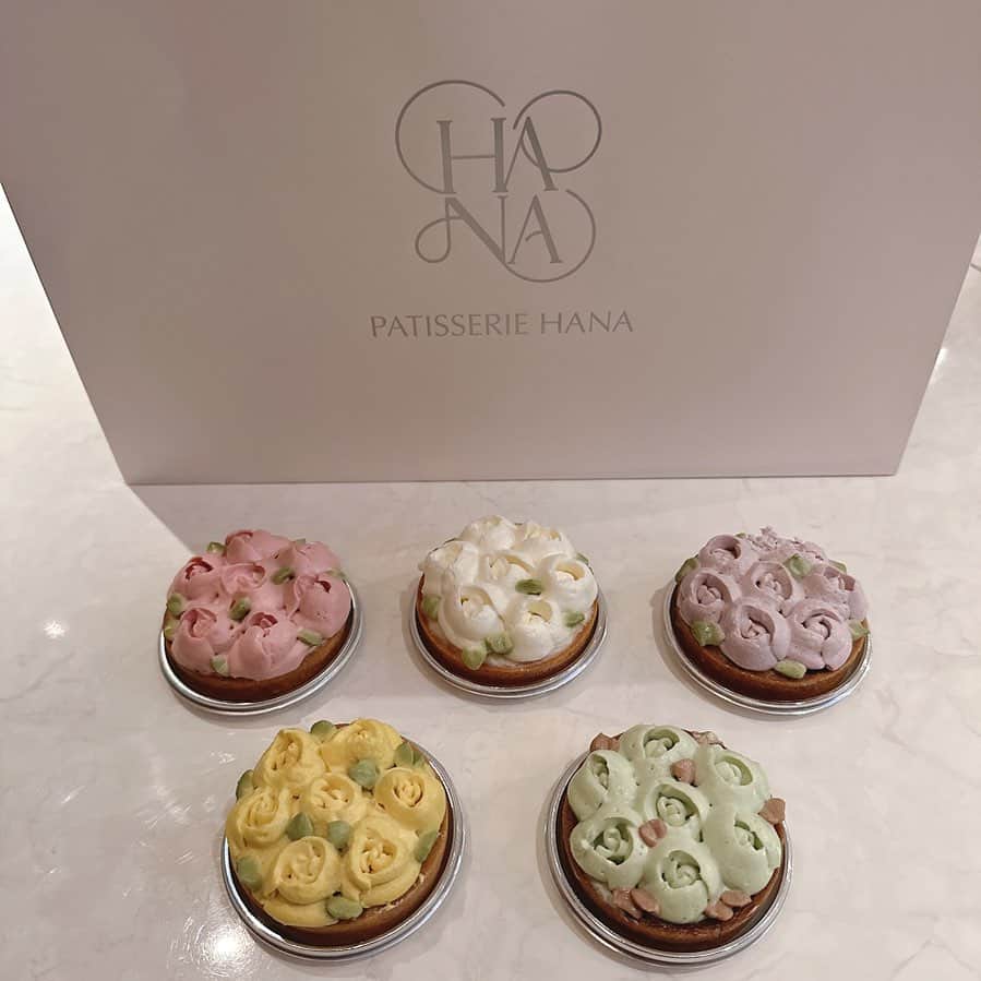 堀田祐美子のインスタグラム：「可愛いお花のケーキ  PATISSERIE HANA   ブーケドローズ  私がいただいたのは黄色ブーケ。  美味しいレモンケーキでした。  @yumiko_hotta  @t_hearts2020  #堀田祐美子 #yumikohotta  #prowrestling  #プロレス #womansprowrestling  #女子プロレス  #hearts82 #thearts  #patisseriehana」