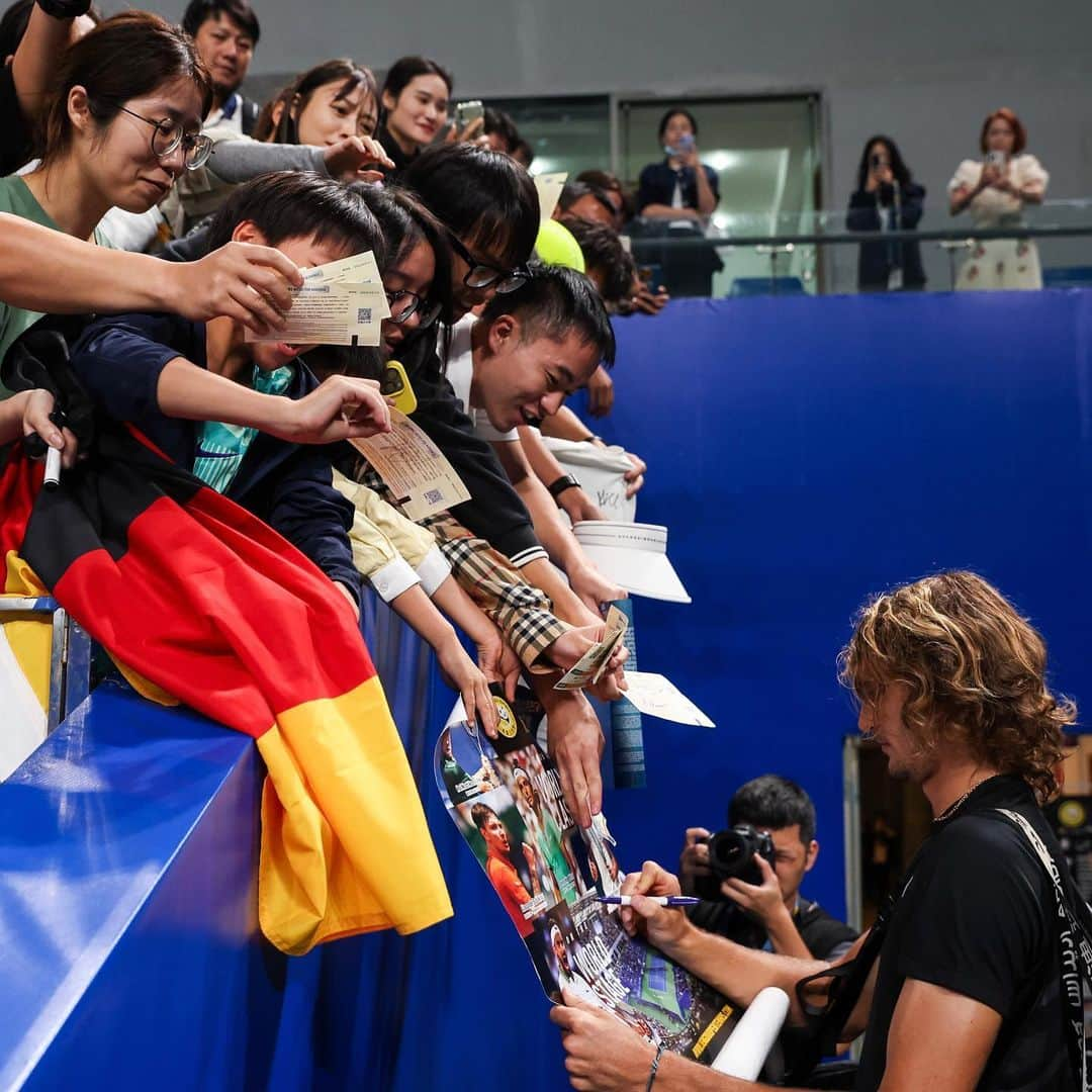 アレクサンダー・ズベレフさんのインスタグラム写真 - (アレクサンダー・ズベレフInstagram)「4 baby pandas and a trophy 🐼🏆💥 Couldn’t have been a better week! Thank you Chengdu!🤝🏽🎾🇨🇳  📸: @chengduopentennis   #21 #Title #ATPTour #ATP250 #Chengdu #Champion #Tennis #Pandas」9月27日 2時07分 - alexzverev123