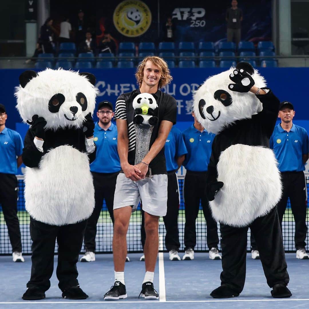 アレクサンダー・ズベレフのインスタグラム：「4 baby pandas and a trophy 🐼🏆💥 Couldn’t have been a better week! Thank you Chengdu!🤝🏽🎾🇨🇳  📸: @chengduopentennis   #21 #Title #ATPTour #ATP250 #Chengdu #Champion #Tennis #Pandas」