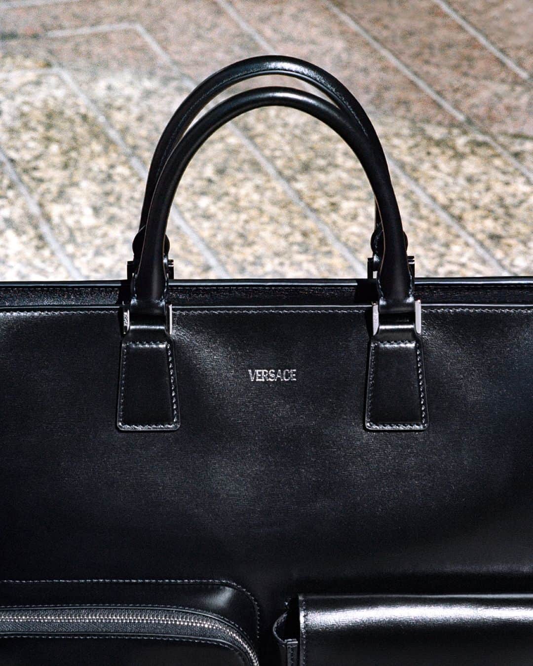ジャンニヴェルサーチのインスタグラム：「Cargo Tote Bag Piazza della Scala, Milan  Photography by Leonardo Scotti  #VersaceSS24」