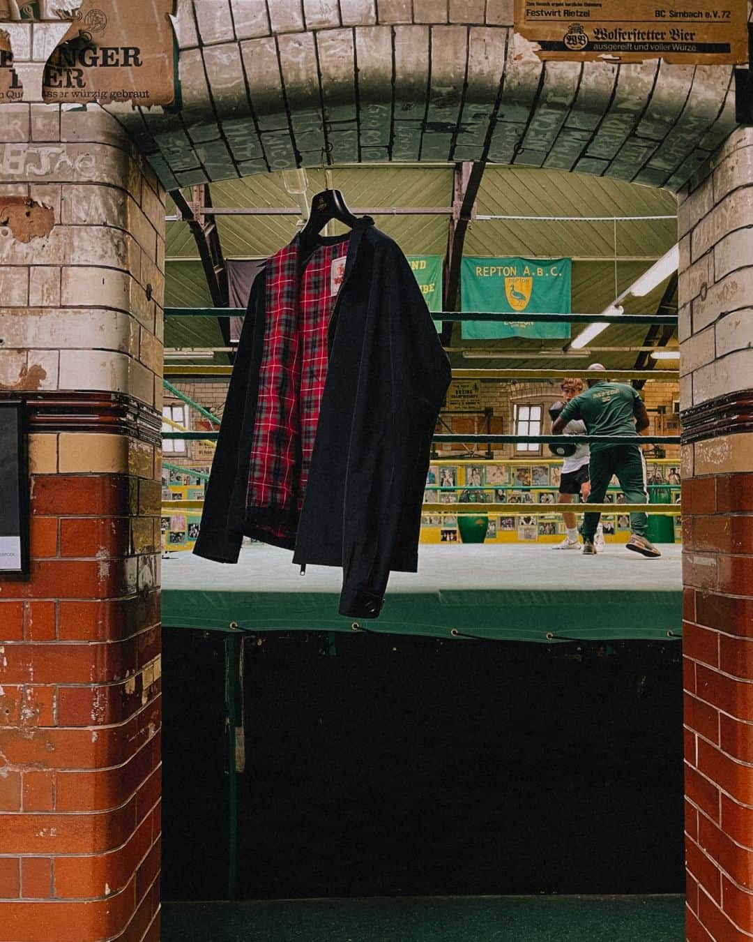 のインスタグラム：「The G4 looking good at @reptonboxingclub   #baracuta #baracutag4 #boxing #baracutapeople #britishculture #britishstyle #g4jacket」