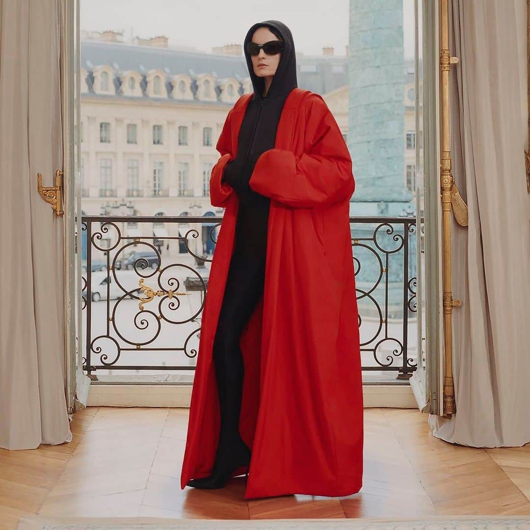 のインスタグラム：「Der Hoodie hat es auf den Runway geschafft – von Miu Miu bis Proenza Schouler wird es im Herbst 2023 entspannt. Zahlreiche Labels holen jetzt nämlich Kapuzenpullover und Sweatjacken vom Sofa und qualifizieren den Look für den Alltag. We love!   Credit: Launchmetrics SpotlightSM #hoodie #modetrend #fashioninspo #runway」
