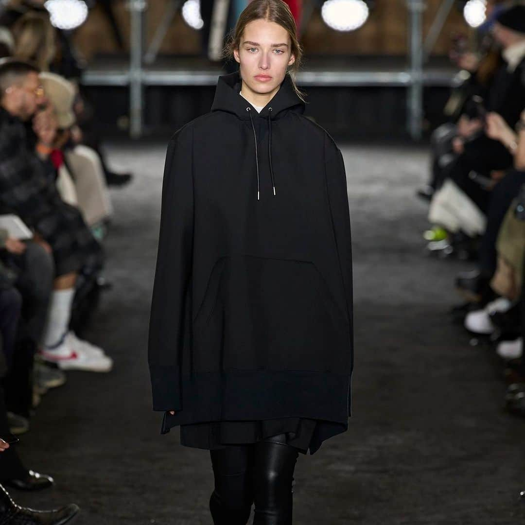 ELLE Germanyさんのインスタグラム写真 - (ELLE GermanyInstagram)「Der Hoodie hat es auf den Runway geschafft – von Miu Miu bis Proenza Schouler wird es im Herbst 2023 entspannt. Zahlreiche Labels holen jetzt nämlich Kapuzenpullover und Sweatjacken vom Sofa und qualifizieren den Look für den Alltag. We love!   Credit: Launchmetrics SpotlightSM #hoodie #modetrend #fashioninspo #runway」9月27日 2時13分 - ellegermany