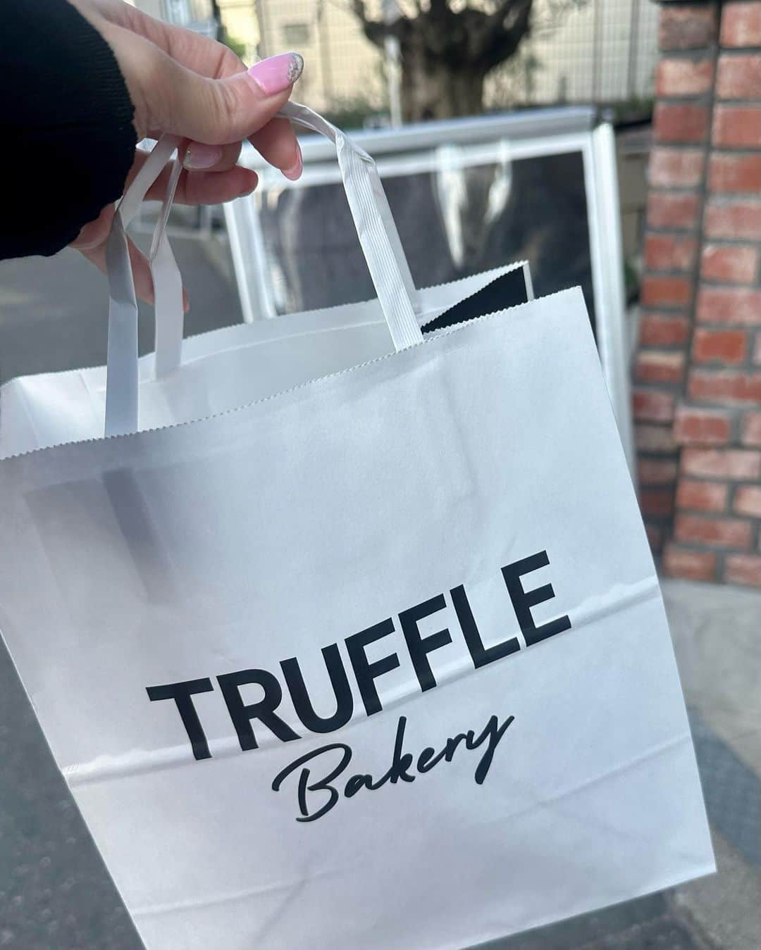 松浦三佳さんのインスタグラム写真 - (松浦三佳Instagram)「＊ TRUFFLE bakery🥐 白トリュフの塩パンで大人気のお店✨ こないだエステの帰り通ったら並びなしだったから買って帰りましたあ🏠この日は1人4個までだったので4個買って帰ったけど並んでない夕方ならもっと買えてもよいのでは？と思いながら🤣 並ぶのがめっちゃ苦手やから、並んでる日はスルーしてます♥️ でもやっぱり美味しい♥️ ＊ ＊ ＊ ♡★♡ﾟ･*:.｡ ｡.:*･ﾟ♡★♡ﾟ･*:.｡ ｡.:*･ﾟ♡★♡ﾟ･*:.｡ ｡.:*･ﾟ♡  #trufflebakery  #中崎町 #中崎町グルメ #白トリュフの塩パン  #行列のできる店  #パン屋 #大阪パン屋 #食べログ #グルメ #gourmet」9月27日 2時18分 - mikarinrin5555