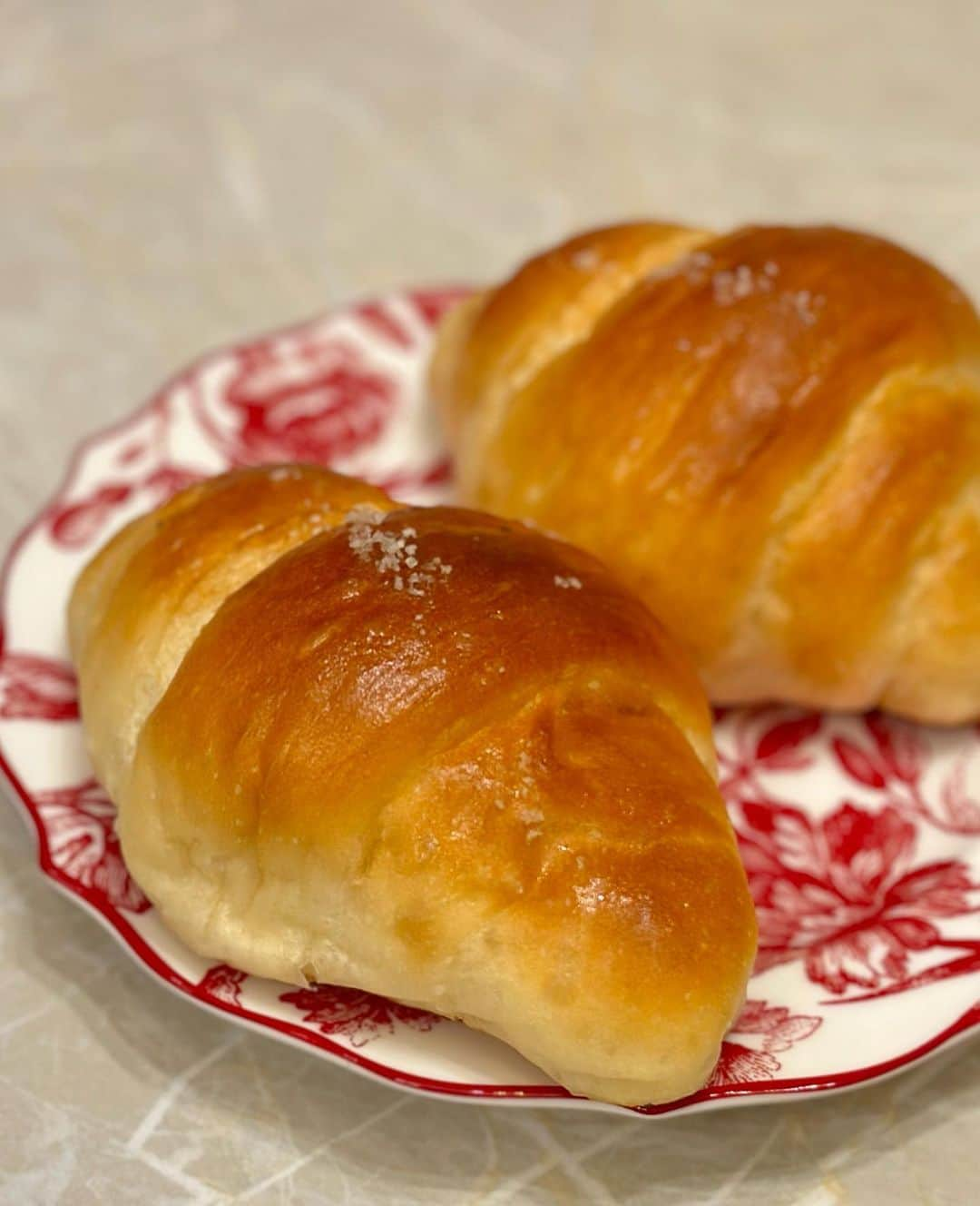 松浦三佳さんのインスタグラム写真 - (松浦三佳Instagram)「＊ TRUFFLE bakery🥐 白トリュフの塩パンで大人気のお店✨ こないだエステの帰り通ったら並びなしだったから買って帰りましたあ🏠この日は1人4個までだったので4個買って帰ったけど並んでない夕方ならもっと買えてもよいのでは？と思いながら🤣 並ぶのがめっちゃ苦手やから、並んでる日はスルーしてます♥️ でもやっぱり美味しい♥️ ＊ ＊ ＊ ♡★♡ﾟ･*:.｡ ｡.:*･ﾟ♡★♡ﾟ･*:.｡ ｡.:*･ﾟ♡★♡ﾟ･*:.｡ ｡.:*･ﾟ♡  #trufflebakery  #中崎町 #中崎町グルメ #白トリュフの塩パン  #行列のできる店  #パン屋 #大阪パン屋 #食べログ #グルメ #gourmet」9月27日 2時18分 - mikarinrin5555