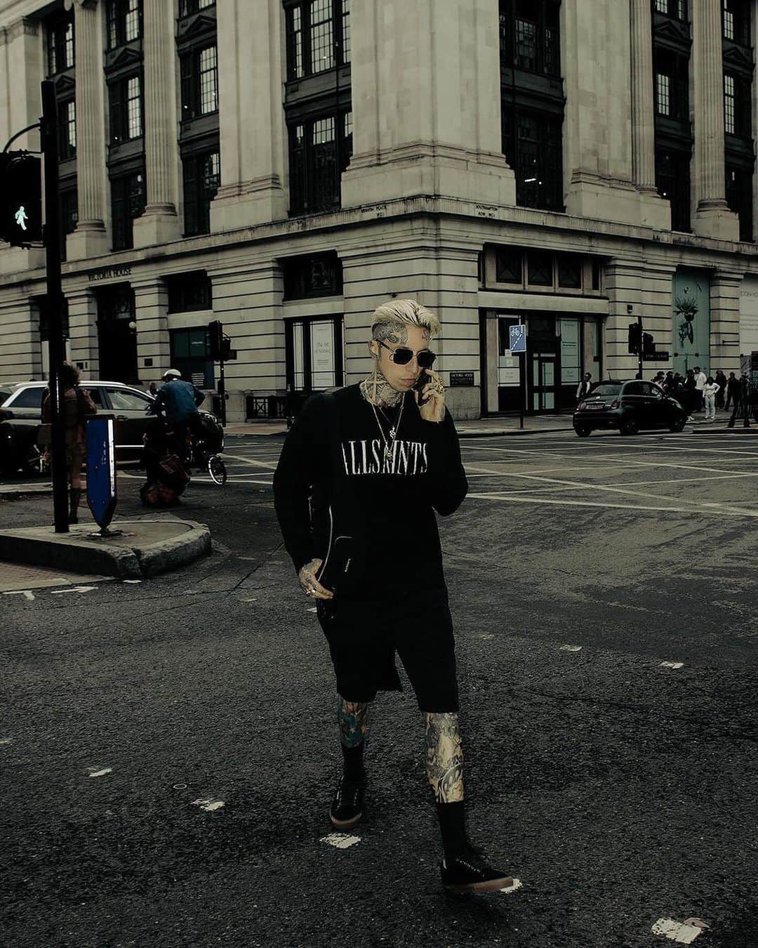 オールセインツさんのインスタグラム写真 - (オールセインツInstagram)「#lfw spotting: @nyclavish in the Luka Logo Jumper, Spitalfields Bumbag and Underground Trainers. 🖤」9月27日 2時18分 - allsaints