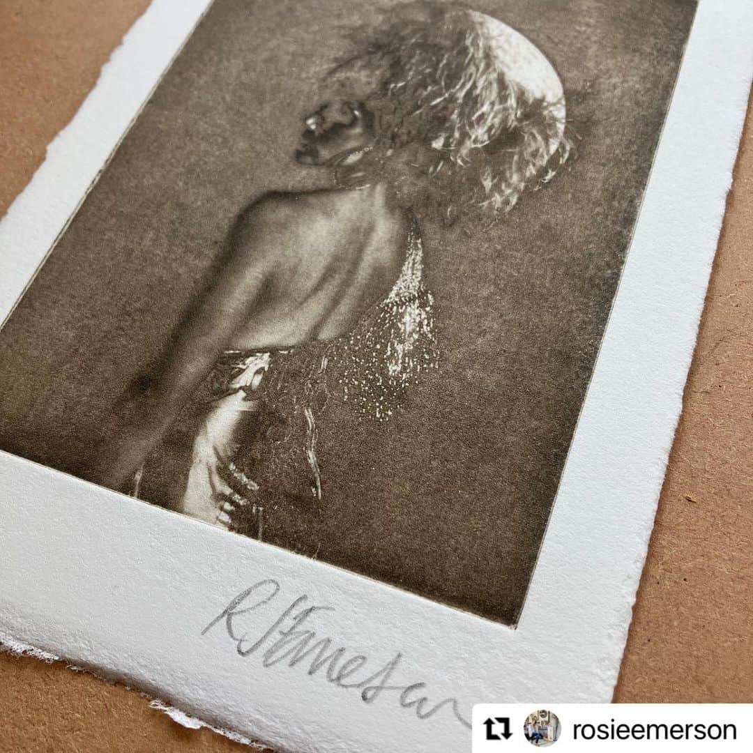 ピアーズアトキンソンのインスタグラム：「🤍🩶🖤 Bid on this beautiful aquatint by @rosieemerson featuring @carleyhaguedesigner in my hat for @artonapostcard - link in @rosieemerson bio - bidding closes 3rd of October all money goes to St Wilfred’s Hospice  Repost: “Been trying out a new technique of solarisation with my etching plate and this little postcard is one of my first experiments”  Model @carleyhaguedesigner  Hat @piersatkinson   Title Firefly  Exhibition takes place 29th September at Towner Contemporary and is unfortunately at capacity but all bidding is online so just follow the link in @rosieemerson bio if you'd like to bid on this little sepia gem.  Swipe to see my wiping down the solarised etching plate👉  @townergallery  @artonapostcard #photopolymeretching  #solarisation  #artonapostcard  #charityartauction  #stwildredshospice  #rosieemerson #carleyhague #piersatkinson」