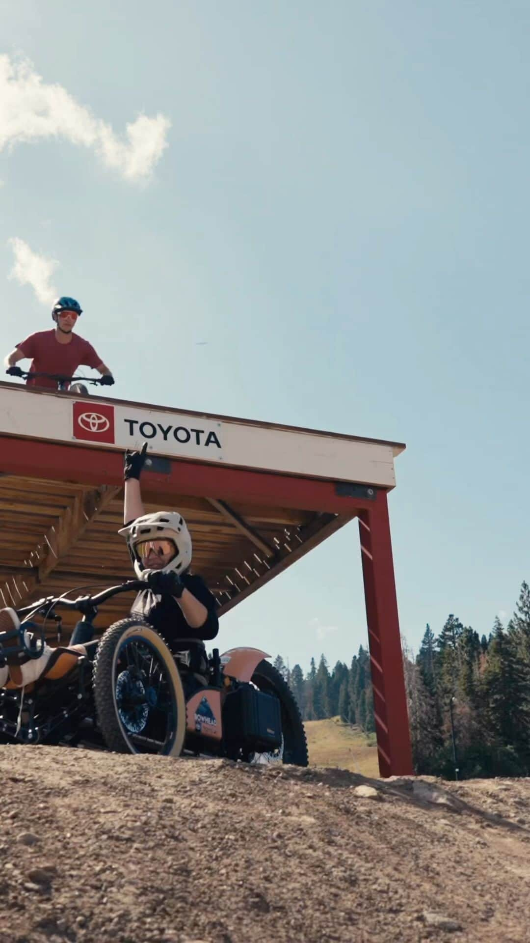 アラナ・ニコルズのインスタグラム：「I had to learn the hard way but I kept my 3 wheels on the ground this year at @northstar_california #facerash   Always stoked to watch @toyotausa take others to new heights though!  Yewwwww!!!  Thank you as always to the most quality humans that make up the @hi5sfoundation Ohana… you’re the real reason I even get on a mountain bike😂 xoxox  #toyotapartner @teamtoyota #LetsGoPlaces  🎥: @jordan.alpinemedia  Stuntman: Blake」