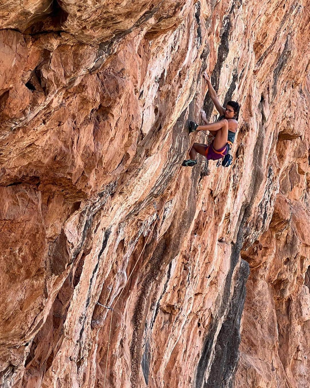 ニナ・カプレツのインスタグラム：「One of Morocco’s endless good piece of rock! 🤟🤟🤟  It’s always mind blowing to feel how small the 🧗🏻‍♀️ climbing community is and how easy we can create links and go out play together. Thanks @bj_abdel and @adnane_ber for showing us Oued Al Abid  #lovemorocco🇲🇦 #rockclimbing   @andreabasecamp @petzl_official @scarpaspa @arcteryx」