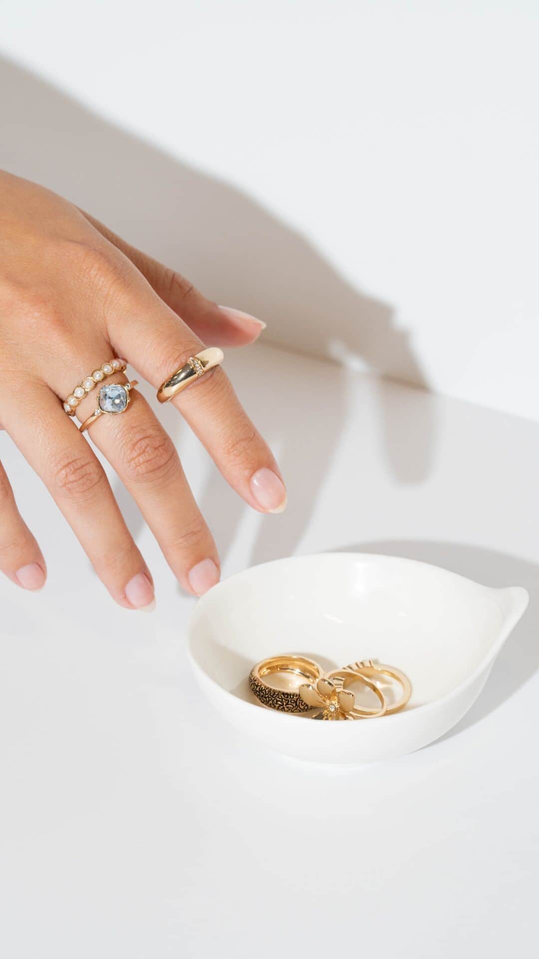 アイザックミズラヒのインスタグラム：「Shine bright in jewelry styles that speak to you! Statement rings are a must-have from season to season. 💍」