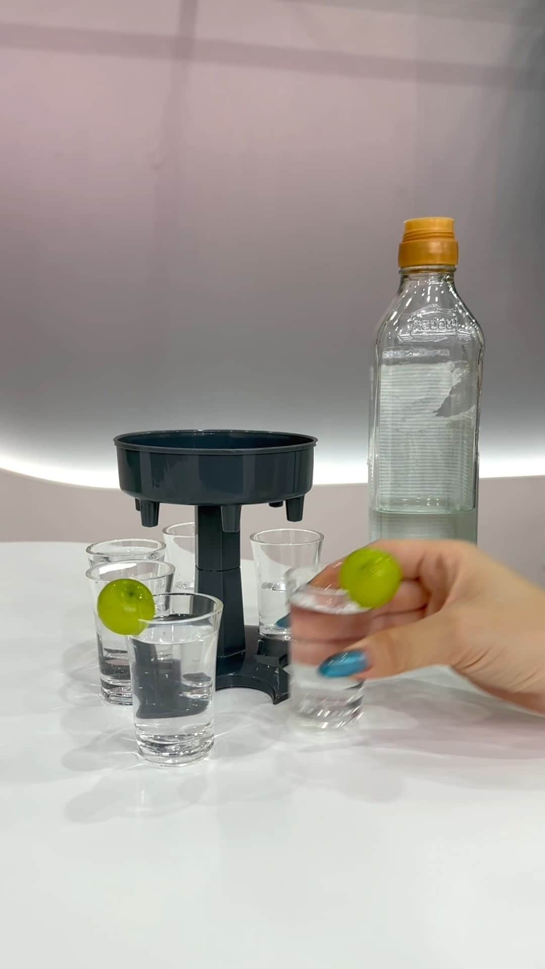 SHEINのインスタグラム：「Want to impress your party guests? Put on the ultimate pour-formance and sync up your sips with our 6-at-once drink dispenser set! 🥂🎉  🔎17713009  #SHEIN #SHEINforAll #SHEINstyle #fashion #chic #saveinstyle #SHEINhome」