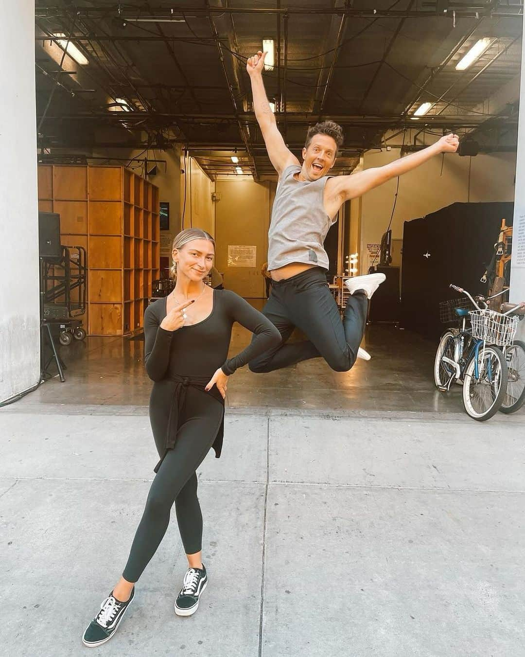 ジェイソン・ムラーズのインスタグラム：「I Feel Like Dancing on the new season of #DWTS. 🪩🕺✨ Tune in live TONIGHT for the season premiere at 8/7c on @ABCNetwork & @DisneyPlus! Stream next day on @Hulu.  ✨ HOW TO VOTE ✨  🪩 Text JASON to 21523 (up to 10x)  🪩 Vote Online at https://dwtsvote.abc.com (link in bio – up to 10x)  🪩 Voting begins at 8pm ET / 7pm CT / 5pm PT and closes after the last competitive performance of the night.  🪩 NOTE: Voting is open during East Coast air time only (so West Coast friends, cast your votes at 5pm PT!)」