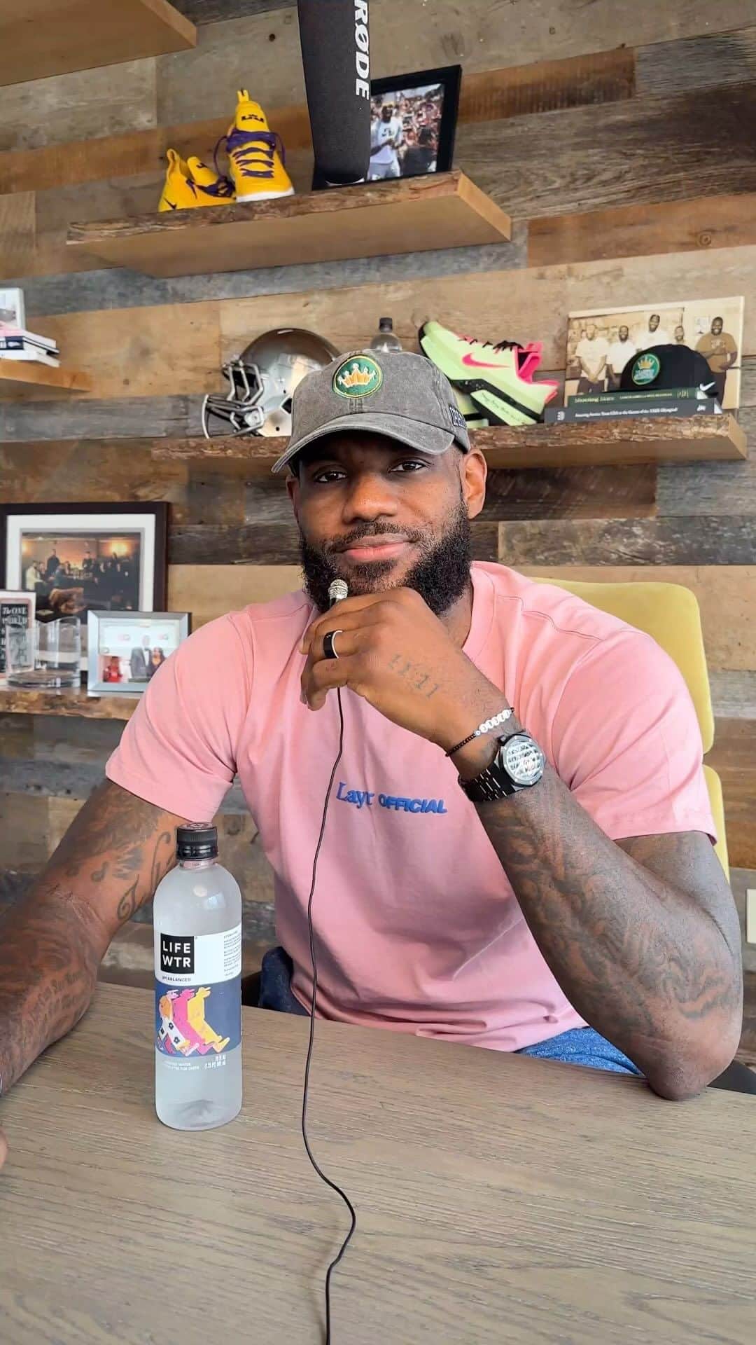レブロン・ジェームズのインスタグラム：「Water is key for the mind, body, and soul!! Stay hydrated. 😉😁👑💧 @lifewtr」