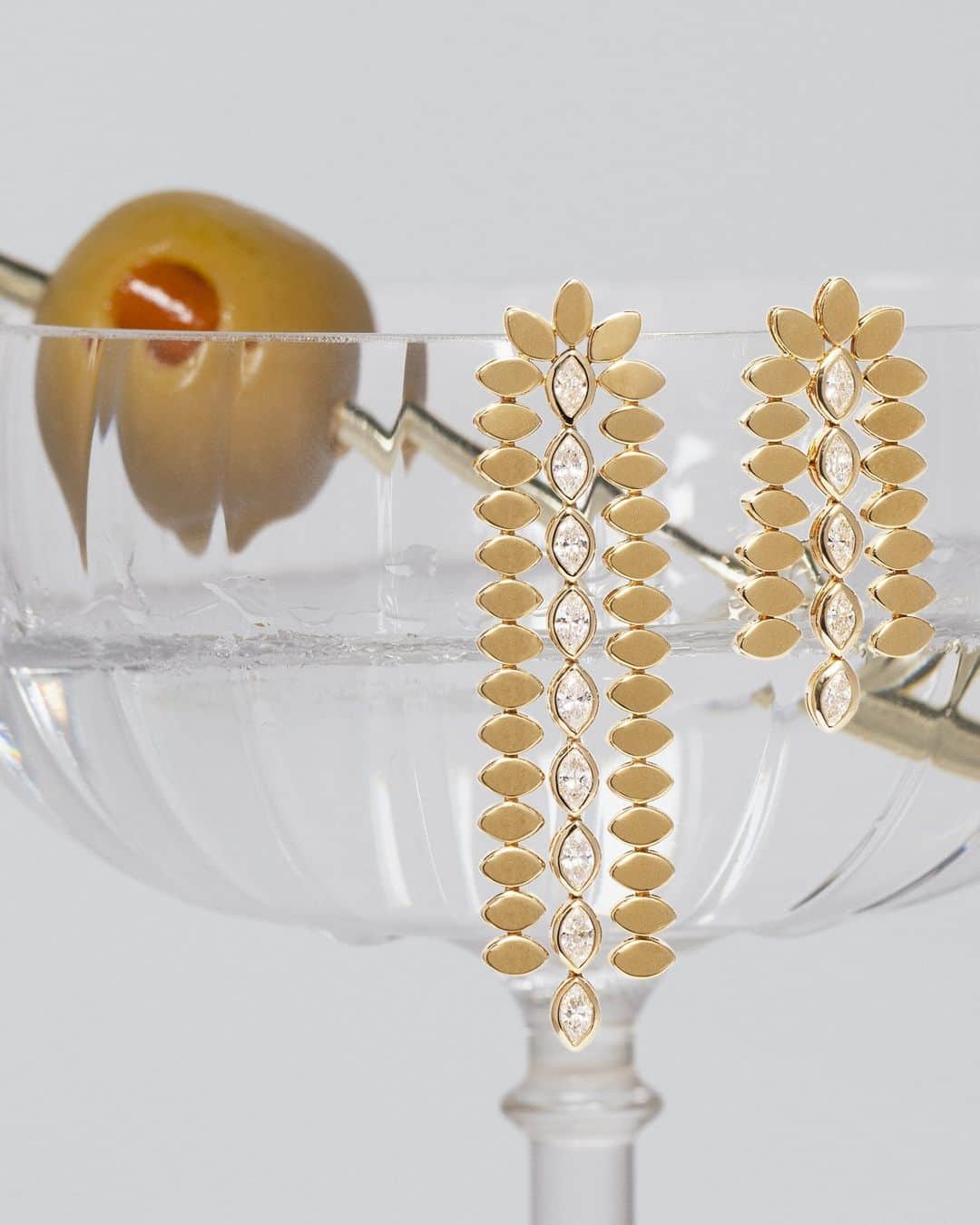 シドニーエヴァンのインスタグラム：「Shaken, Stirred, and Sparkling 🍸 Raise a glass to our new 14k Gold and Diamond Marquise Drop Earrings, an elegant addition to any fall look. #SydneyEvan」