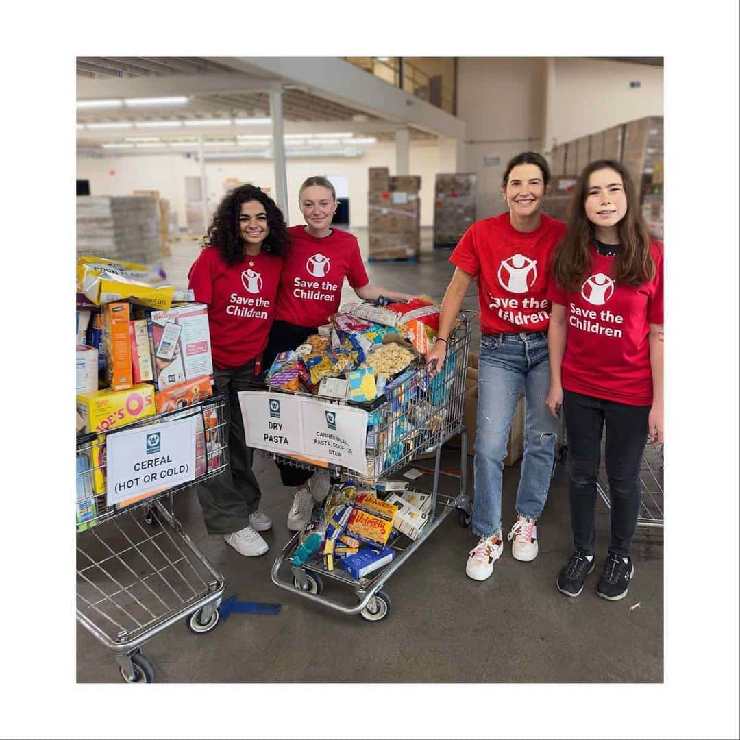 コビー・スマルダーズのインスタグラム：「Had an amazing day volunteering at @westsidefoodbank with fellow @savethechildren ambassador @dakotafanning + @kelly24h and @celia.kebbeh, two members of local Save the Children Student Clubs.   The cost of food is rising — and it's pushing many families to the brink of hunger. In the last year alone, child poverty in America more than doubled.   That's why I'm so proud to work with an organization like @savethechildren that is fighting to ensure all children have access to the healthy foods they need to thrive. ♥️」