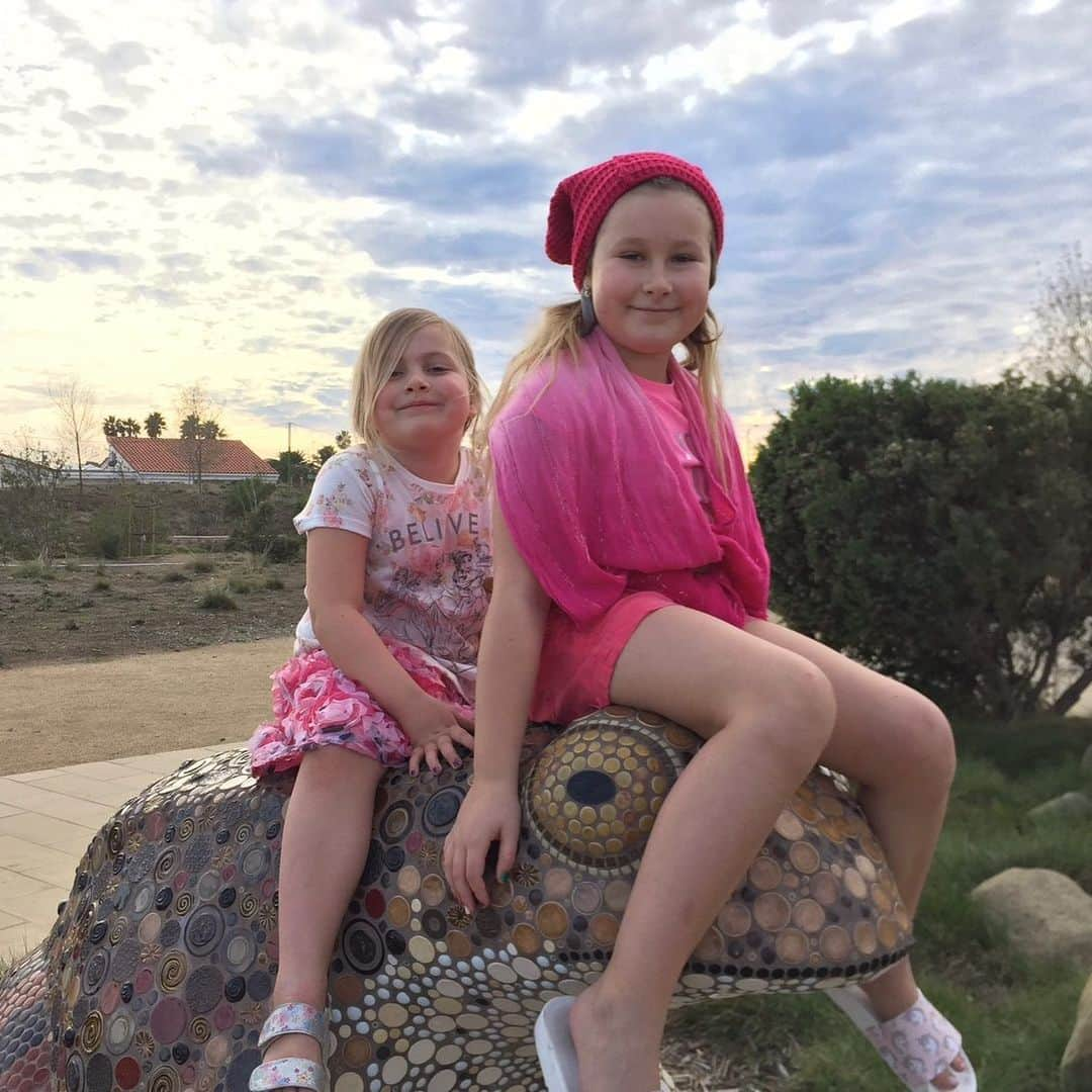 トリ・スペリングさんのインスタグラム写真 - (トリ・スペリングInstagram)「National Daughters Day 2023… - I’m proud to be a mother of 2 incredible daughters @stella_mcdermott08 & @hattie_mid , a Godmother to the amazing Simone Lynn Masterson- Horn , and a daughter to @candyspelling . - I’m a day late … totally on brand 😂 but always days ahead with my love ❤️. - #nationaldaughtersday . - And, I already know Stella and Hattie will say MOM those pics! And, the 1st pic is a year old but I love it.」9月27日 2時49分 - torispelling