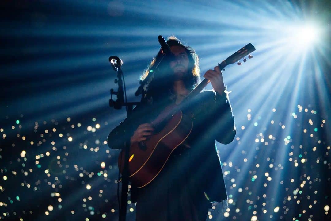 ホージアさんのインスタグラム写真 - (ホージアInstagram)「What a wonderful way to be welcomed to Gilford. Thank you for having me to your beautiful part of the world, myself and the band had a lot of fun playing these songs to you!  📸 @ruthlessimagery」9月27日 2時51分 - hozier