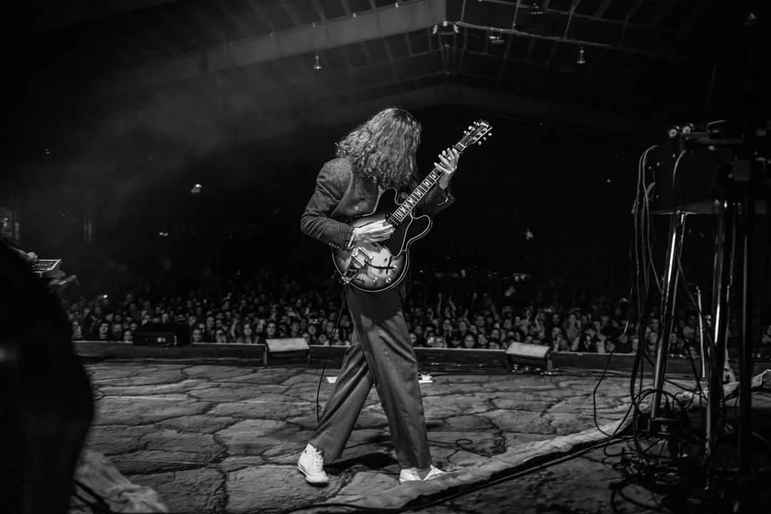 ホージアさんのインスタグラム写真 - (ホージアInstagram)「What a wonderful way to be welcomed to Gilford. Thank you for having me to your beautiful part of the world, myself and the band had a lot of fun playing these songs to you!  📸 @ruthlessimagery」9月27日 2時51分 - hozier