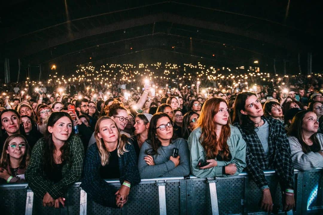 ホージアさんのインスタグラム写真 - (ホージアInstagram)「What a wonderful way to be welcomed to Gilford. Thank you for having me to your beautiful part of the world, myself and the band had a lot of fun playing these songs to you!  📸 @ruthlessimagery」9月27日 2時51分 - hozier