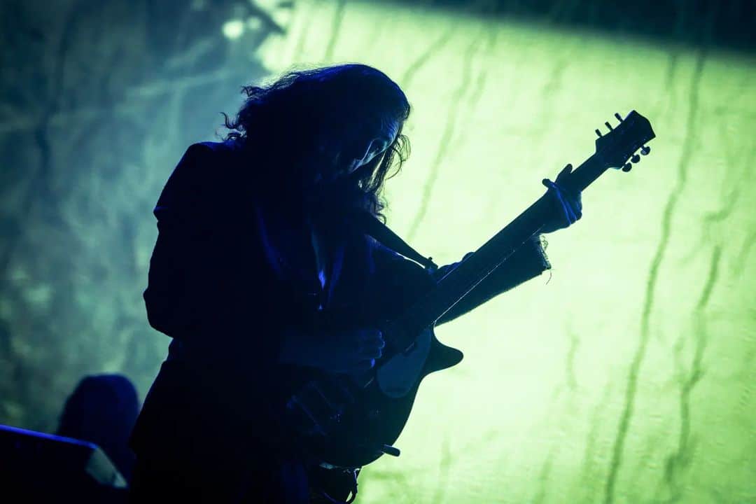 ホージアのインスタグラム：「What a wonderful way to be welcomed to Gilford. Thank you for having me to your beautiful part of the world, myself and the band had a lot of fun playing these songs to you!  📸 @ruthlessimagery」