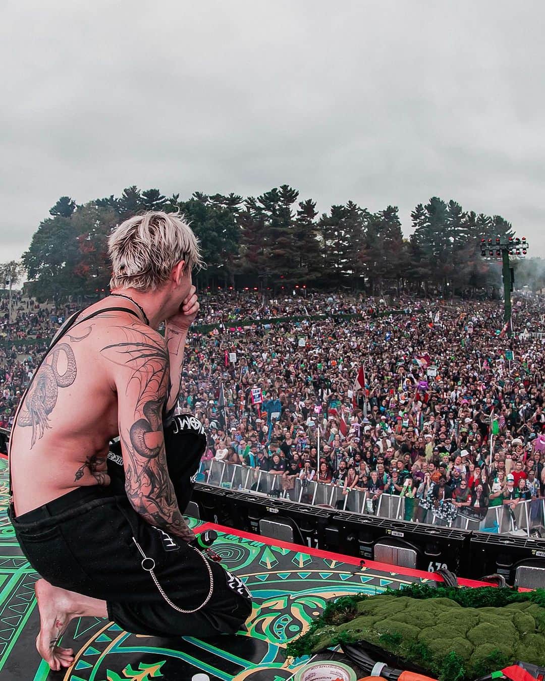 Ghastlyのインスタグラム：「LOST LANDS WTF!!!😭 this was BY FAR the best Ghengar set to date - THANK YOU I barely released music for this project last year and it’s come so far since then, thank u all so much from the bottom of my weird little heart for letting me become a monster for fun I love u」