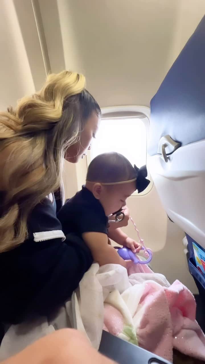 リアン Vのインスタグラム：「Must Have Travel Toys for babies ✈️ @wearethebenjamins Visit my Amazon storefront for all my favorite baby products! ❤️」