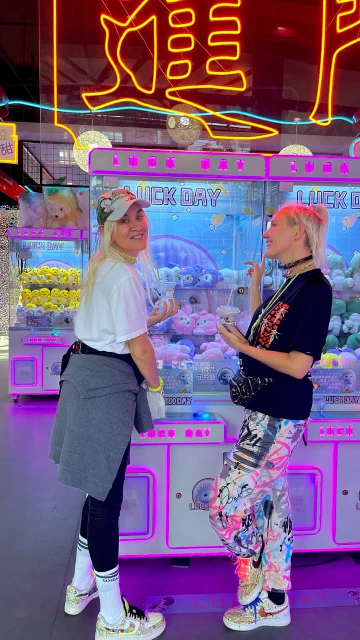 NERVOのインスタグラム：「Google translate on its A-game fr fr 😭😂🍑🧋🧋 PS. We did get the peach banging t*ts drink and it was 👍👍💯💯 Creamfields China gig content incoming 🔜🔜 #exploringChina #China #Asia #googletranslate  #bubbletea」