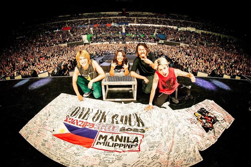 Toru のインスタグラム：「Thank you for waiting for us Manila🇵🇭❤️ I’m really happy to be back!! Tonight was special moment and also you guys were amazing!! Love you guys so much!! 📸 @ruihashimoto  #oneokrock  #luxurydisease」