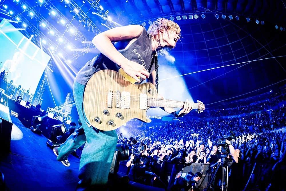 Toru さんのインスタグラム写真 - (Toru Instagram)「Thank you for waiting for us Manila🇵🇭❤️ I’m really happy to be back!! Tonight was special moment and also you guys were amazing!! Love you guys so much!! 📸 @ruihashimoto  #oneokrock  #luxurydisease」9月27日 3時08分 - toru_10969