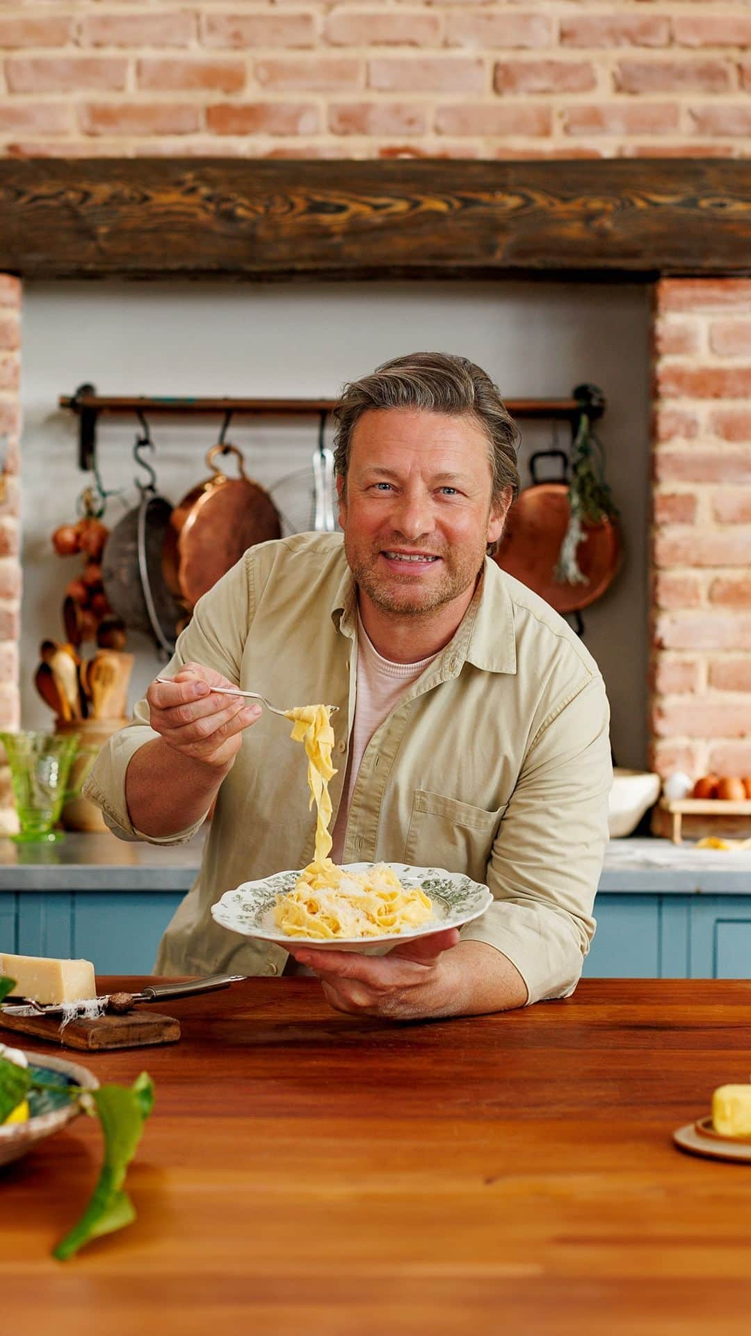 ジェイミー・オリヴァーのインスタグラム：「This creamy, silky and delicious pasta bianco is Italian simplicity at its best. This mother of all pastas has always been a go-to of mine !! Take your pasta making skills up a notch with me and @yeschefhq and learn the principles of pasta sauces by hitting the link in my bio ! x x   #JamieOliverxYesChef #AD」