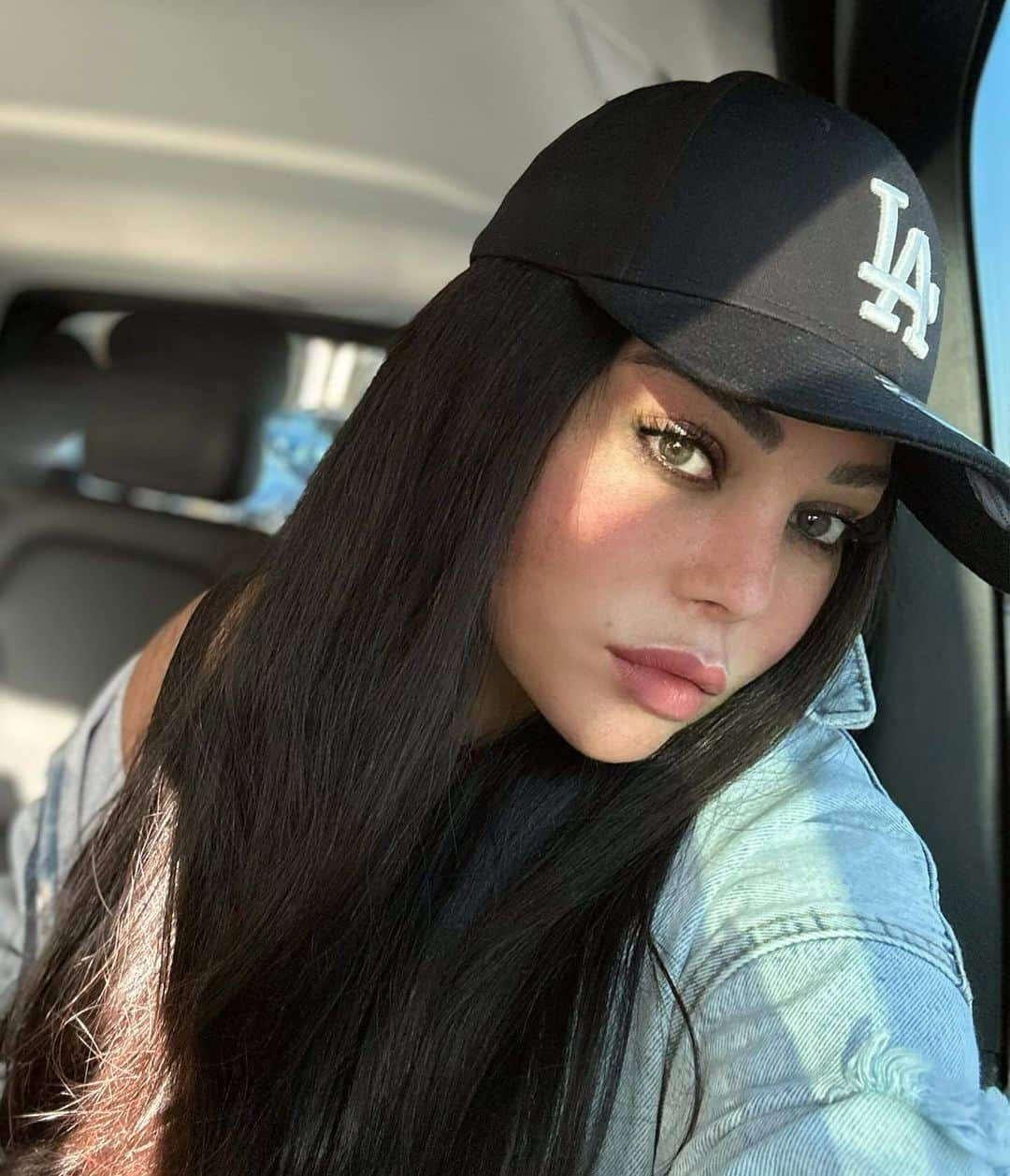 のインスタグラム：「Kindness Melts hearts.  And when you Believe in yourself and know you’re Enough, the light you Radiate will touch everyone around.💖 #offtogreatdays #Haifawehbe」