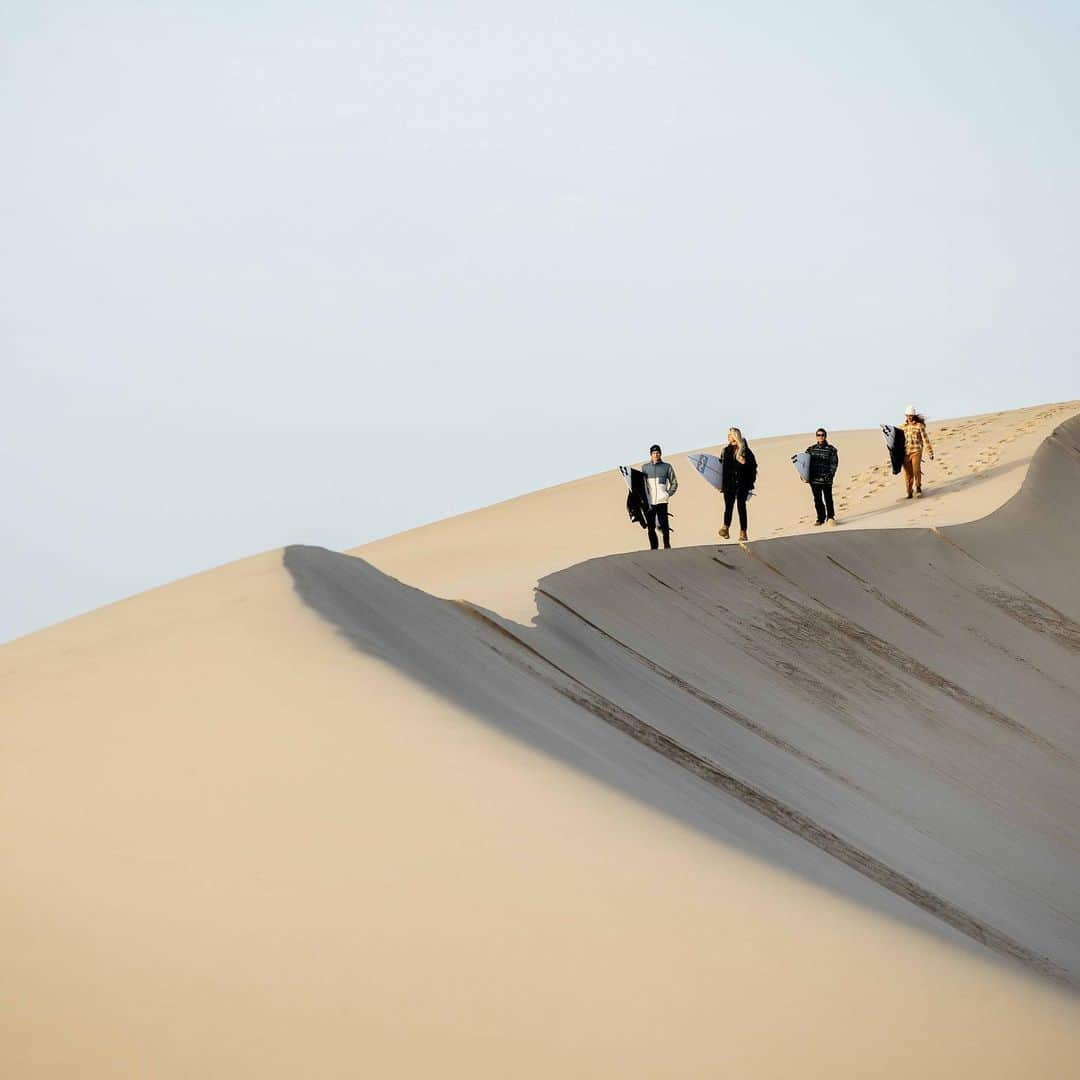 Luana Silvaのインスタグラム：「Climbing over dunes, 14+ hour car drives to chase swells, in the middle of Western Sahara. One for the books. Thanks again @billabong 🤘🏽what a rad trip. Thoughts and prayers go out to the recent devastation that’s been happening in Morocco 🇲🇦 much love ❤️」