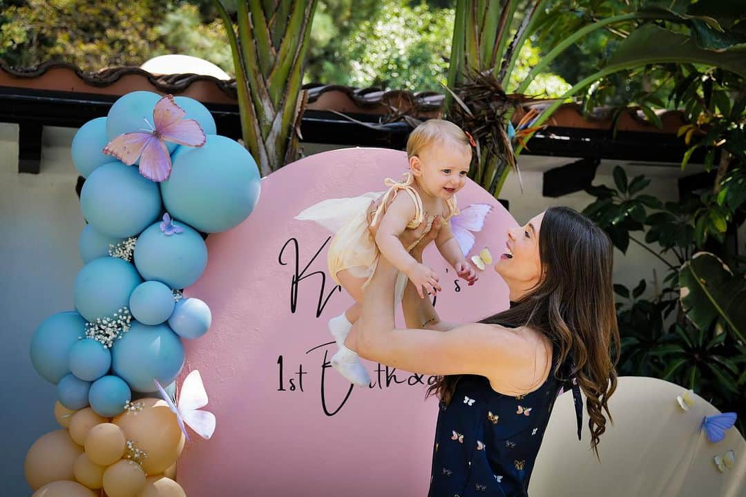 アシュリー・グリーンのインスタグラム：「The most beautiful first birthday for my little butterfly. Thank you to everyone who made this day special. Shout out to @thepicnic.collective for helping bring this vision to life in the most wonderful way. Everything was perfect and little miss had a blast.」