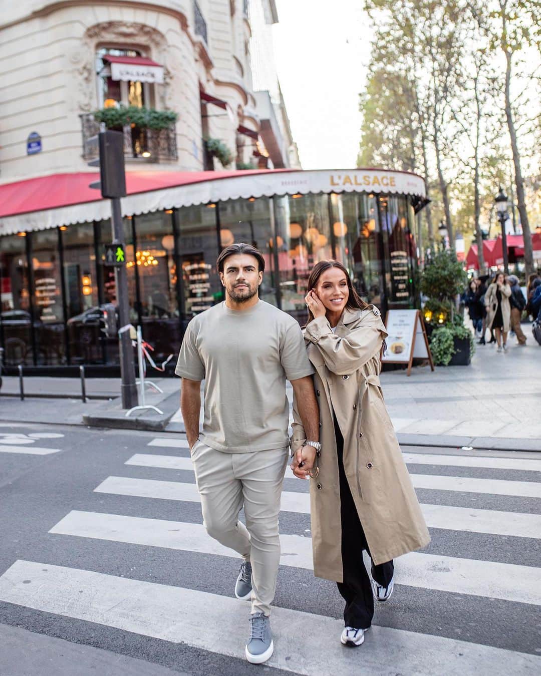 のインスタグラム：「Postcards from Paris... 💘📸 Wearing @karen_millen 😍 Ad  I thought long and hard about my outfits for Paris as I wanted to be comfortable for all of the sightseeing and croissant hunting but I also wanted to look superrrr chic because, well, it's PARIS! 😂😍   And this @karen_millen trench coat fitted the bill perfectly! It's a complete autumn MUST HAVE- so classic, super smart AND if you use my code VICKY20 you can now get 20% off, not only this coat but everything on the @karen_millen site including sale!!! 😍  For the link to shop head to my insta story 💕  Pictures by @natalieevans_photography 📸」