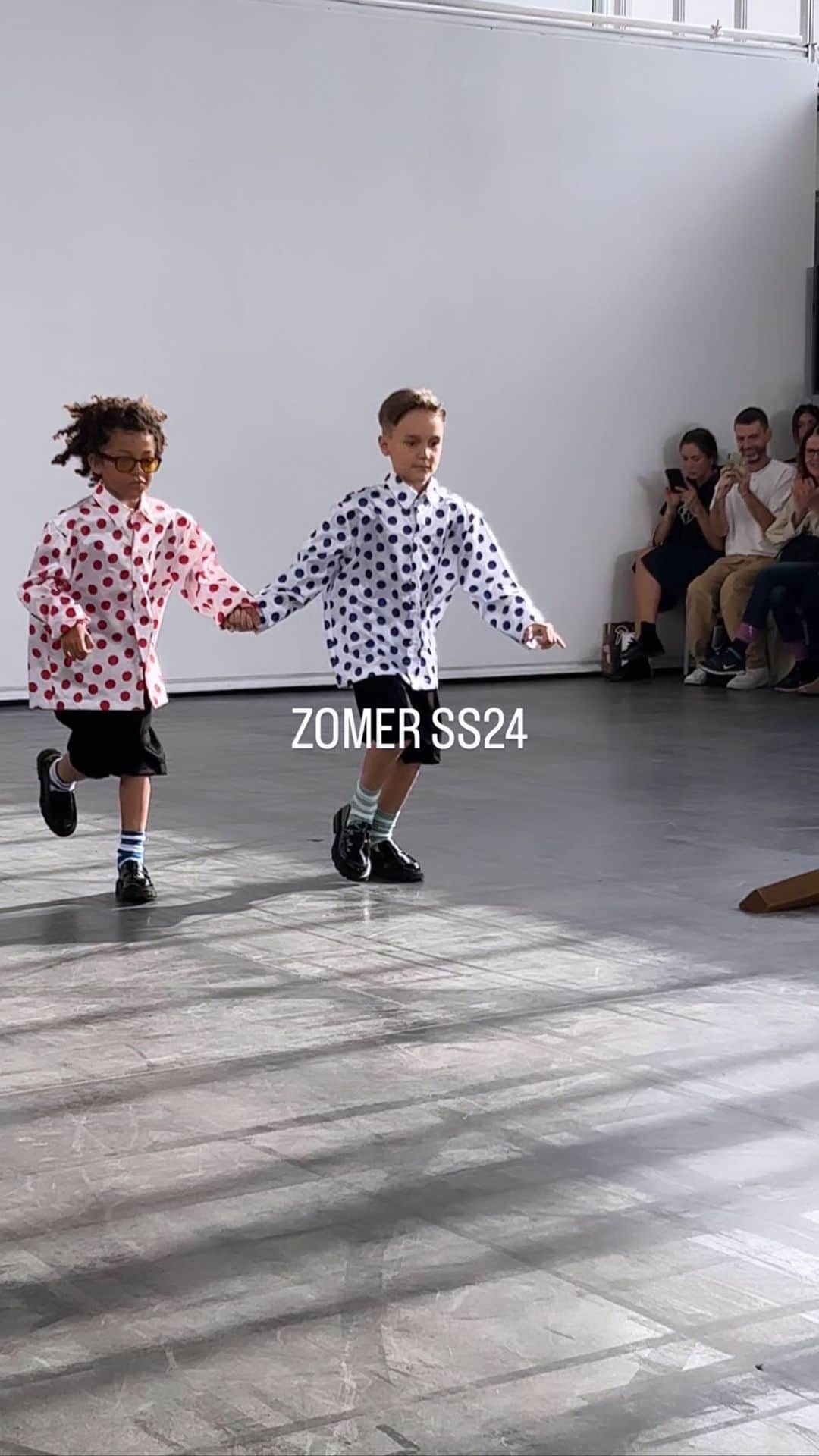 のインスタグラム：「@zomer.official’s debut show was a sun soaked riot of colour, closed out by designers @imruh and @danial.aitouganov.0.2’s mini doppelgängers 💘  Stay tuned to #DazedFashionTV for all your fashion week updates 📺✨  📹 @emmaedavidson @mariosmystidis @chestermckee, edit @alicewholivesinapalace  #DazedFashion #Zomer #SS24 #PFW #FashionWeek #ParisFashionWeek」