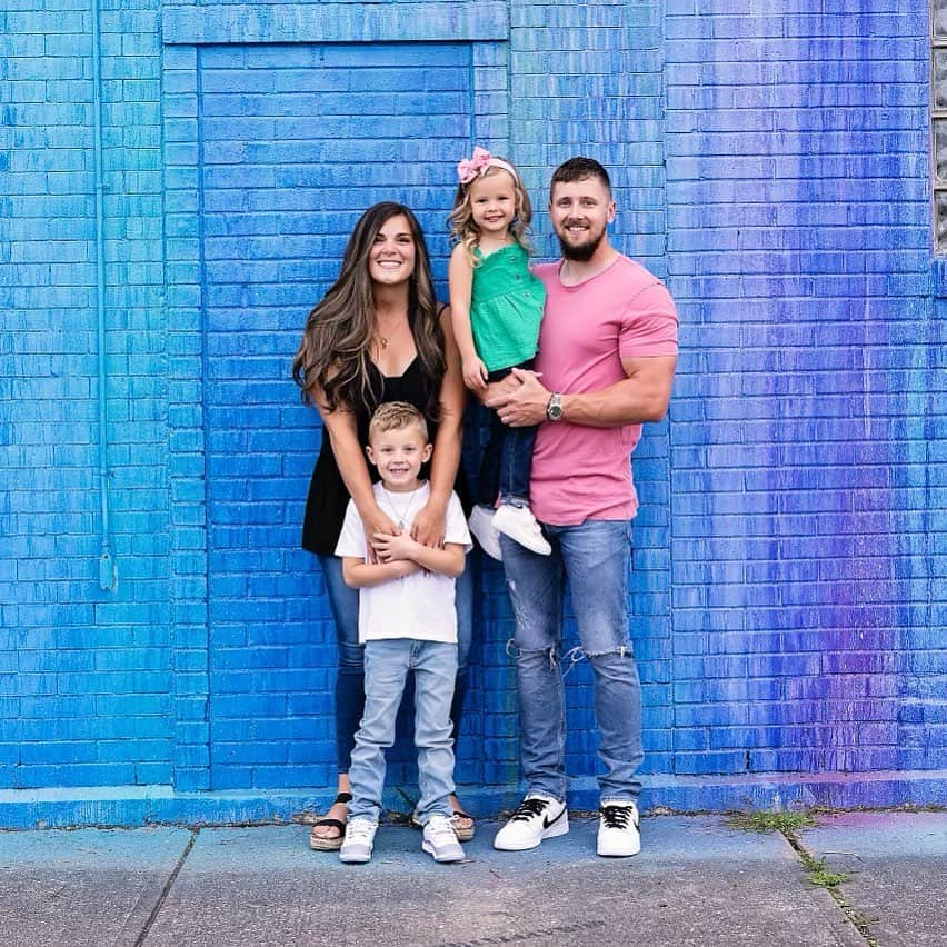 ライアン・ルアさんのインスタグラム写真 - (ライアン・ルアInstagram)「Together is our favorite place to be!  🖤💚🤍🩷  Blessed with these 3 every single day 🙏🏼  #family #photosession #cleveland #mysquad」9月27日 3時23分 - ryan_rua