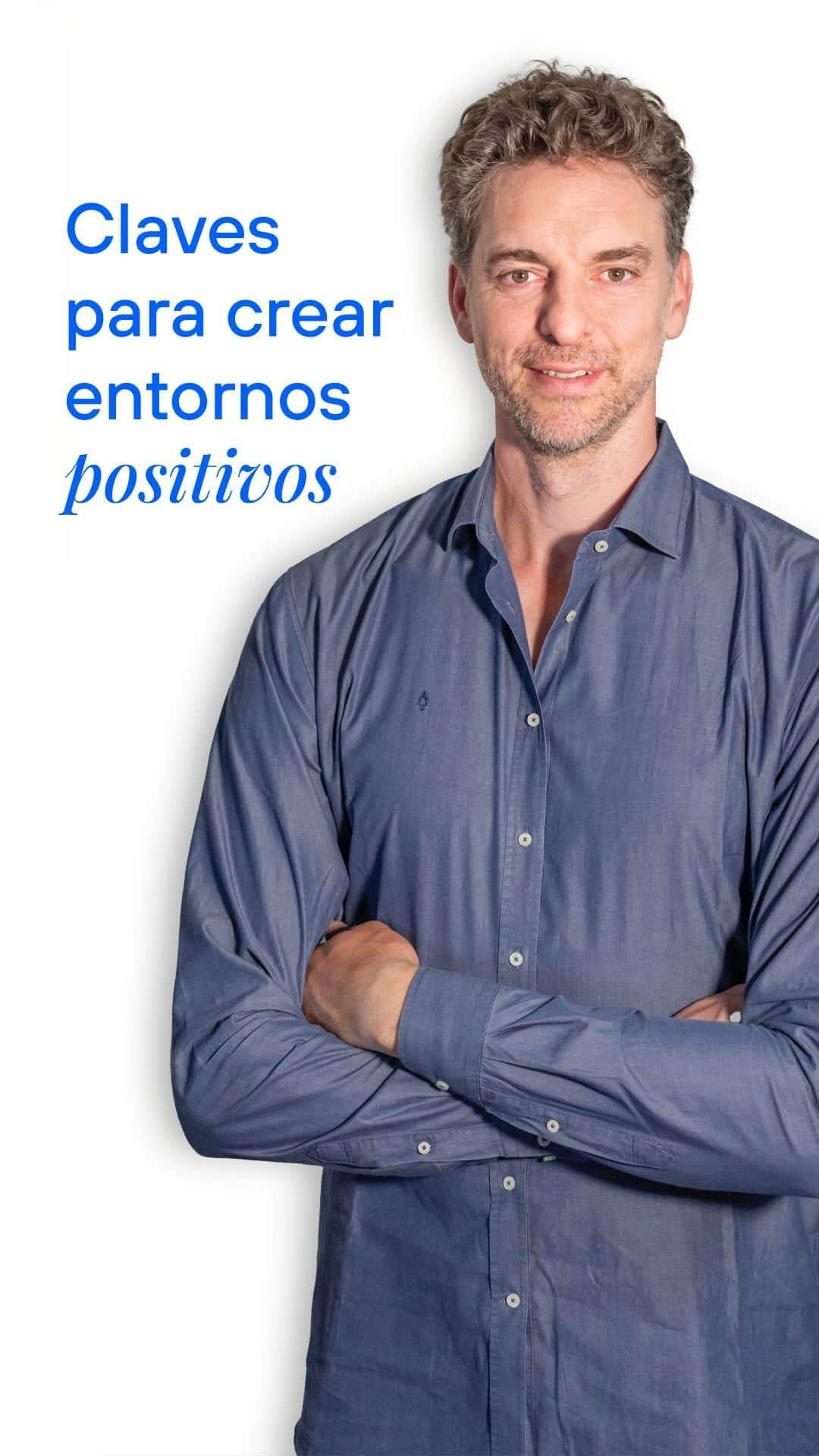 パウ・ガソルのインスタグラム：「CLAVES PARA UN ENTORNO POSITIVO ✨😀  A lo largo de su carrera en el baloncesto, @paugasol nos ha demostrado que el éxito va de la mano del respeto y la humildad.   Estas virtudes no solo han sido sus compañeras constantes en la cancha, sino que también han sido el motor que impulsa su labor humanitaria y su inspiración constante para alcanzar metas más allá del deporte. 🚀  🎥 Descubre cómo aplicar estas claves para un entorno positivo en tu vida diaria en link de nuestra bio.  —  📩¿Te has unido ya a nuestra newsletter?  Suscríbete hoy mismo desde el enlace de nuestra bio y forma parte de nuestra familia virtual.   ¡Te esperamos con los brazos abiertos! 🤗  #MejorConectados #PauGasol #baloncesto #baloncestoespañol #NBA #entonospositivos #trabajoenequipo」