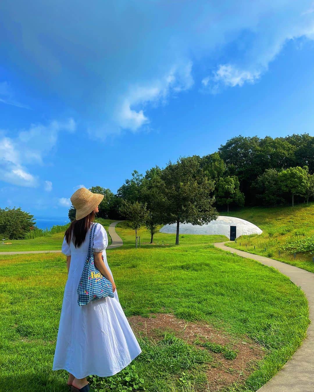 野崎萌香のインスタグラム：「直島芸術生態系vol.0   初めての直島と豊島へ🏝️  人、自然、ART、食のquartet🎼🎻🎺🎷🪈  まずは直島に到着してすぐに🧳 草間彌生さんの象徴的なかぼちゃを 横目にトゥクトゥクに乗り込み サウナへ直行🛺🎃🛵  隈太一 さんの設計した SANAMANEのサウナの造形のすてきなこと！  玉ねぎ🧅¿かと思いきや、サザエでした🐚  しかも水風呂は瀬戸内海の海🌊  大自然を感じるサウナ最高...  唯一無二の素敵なサウナで サウナ愛がしっかり深まりました❤️  夜は、地中美術館のジェームズ・タレルを 皆で寝っ転がりながらみて日が暮れていくのを感じて  ちうねのさとしくんの美味しいごはんを食べ、 みんなで語り合い💭  １日目終了...💤  2日目は早々に豊島へ⛴️ 初のうどん切りに挑戦！🔪　 8時間もかけて作られたうどんをみんなで いただいてとってもおいしかった...  内藤玲さんの母型の中で癒されて こんな気持ちになるのは久しぶり…  感動体験でした。  一泊二日とは思えない充実旅🌱  あぁ、なんでもっとはやくにこんな素晴らしい場所に 来なかったんだろう。。。  時間が足りなかったし、 ARTも全て見切れなかったので また必ず行きたいな🩷」