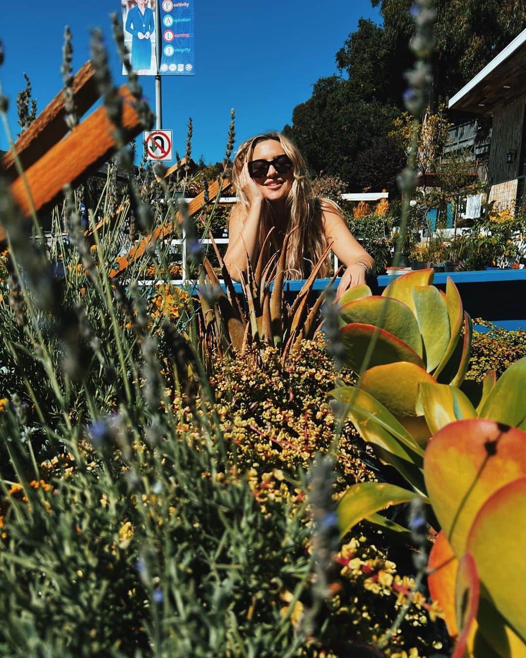 ケイト・ハドソンのインスタグラム：「Flaunting my flora 💁🏼‍♀️🌿」