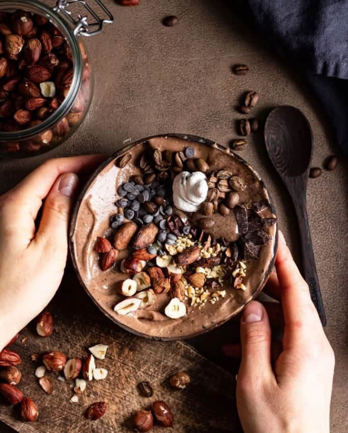 Vitamix Global Headquarters Real foodさんのインスタグラム写真 - (Vitamix Global Headquarters Real foodInstagram)「Nothing is better than Coffee & Hazelnut Nice Cream after a long day🍨 Thanks @yanny_the_yanny for this recipe.  Full recipe: 1 1/3 cup (330 g) frozen bananas 2/3 tbsp (10g) quick oats 1 2/3 tbsp (25g) hazelnut butter 1/4 tsp (2g) fresh coffee beans 1 tbsp (16g) maple syrup  Topping Hazelnuts, chocolate drops, coffee beans, cacao nibs  #vitamix #myvitamix #UGC」9月27日 3時35分 - vitamix