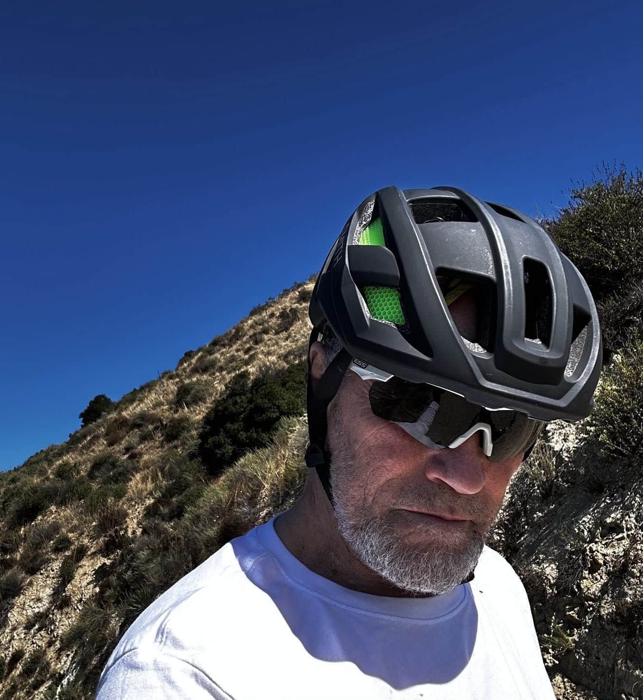マイケル・ルーカーのインスタグラム：「Back at it y’all………..」