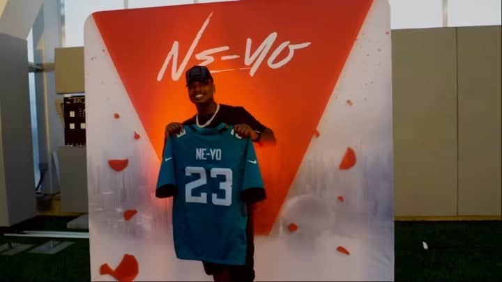 NE-YOのインスタグラム：「During our stop in Jacksonville, I stopped by the @jaguars training facility. Let's just say I got drafted on the spot! 😂🤣 🎥: @christianngilchrist」